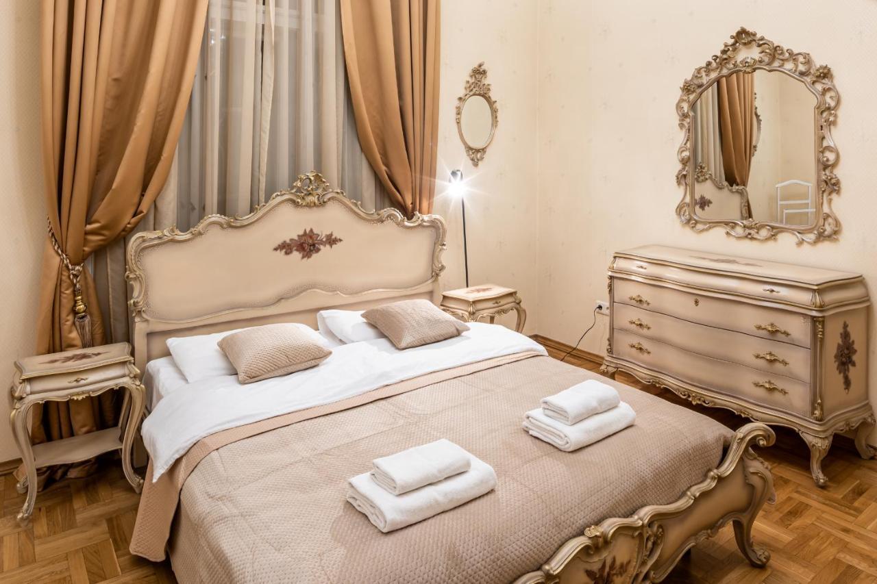 3 Bedrooms Royal Italian Style In An Austrian Building, Parking, Balcony Lviv Exteriör bild