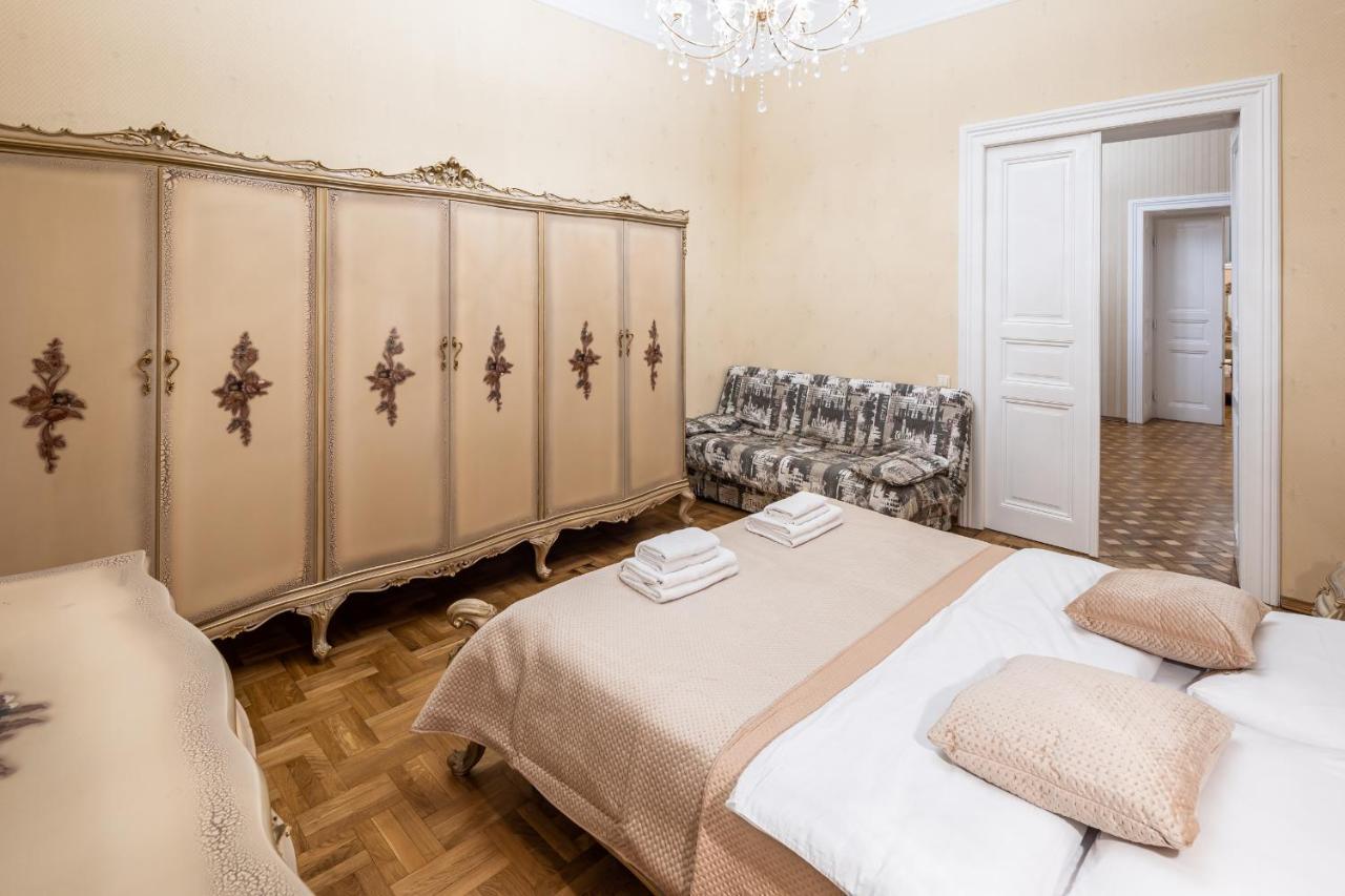 3 Bedrooms Royal Italian Style In An Austrian Building, Parking, Balcony Lviv Exteriör bild