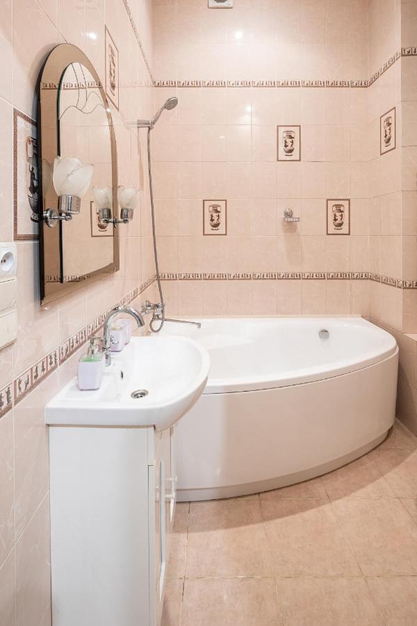 3 Bedrooms Royal Italian Style In An Austrian Building, Parking, Balcony Lviv Exteriör bild