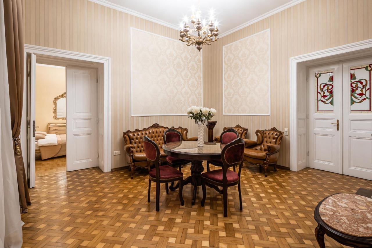 3 Bedrooms Royal Italian Style In An Austrian Building, Parking, Balcony Lviv Exteriör bild