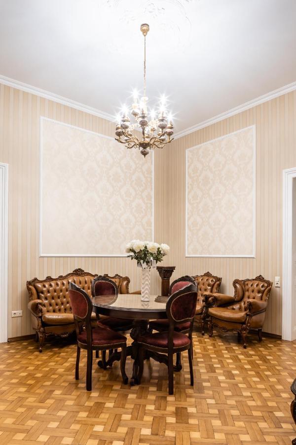3 Bedrooms Royal Italian Style In An Austrian Building, Parking, Balcony Lviv Exteriör bild