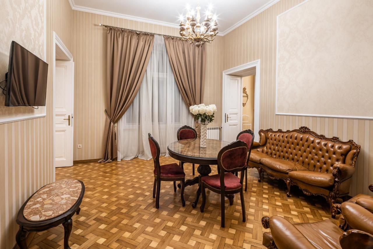 3 Bedrooms Royal Italian Style In An Austrian Building, Parking, Balcony Lviv Exteriör bild